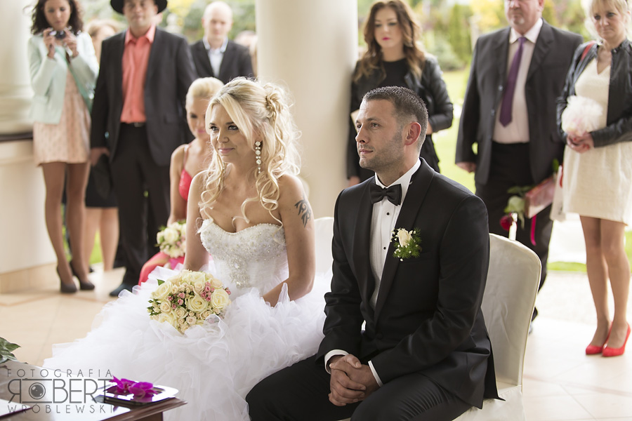 Czułość Pary Młodej - sesja w ogrodzie