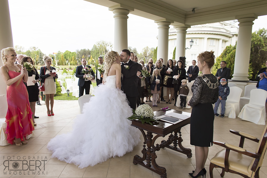 Toast za zdrowie młodej pary w ogrodzie
