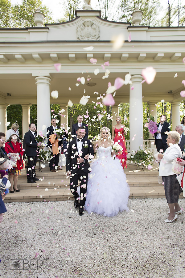 Portret Panny Młodej nocą w parku