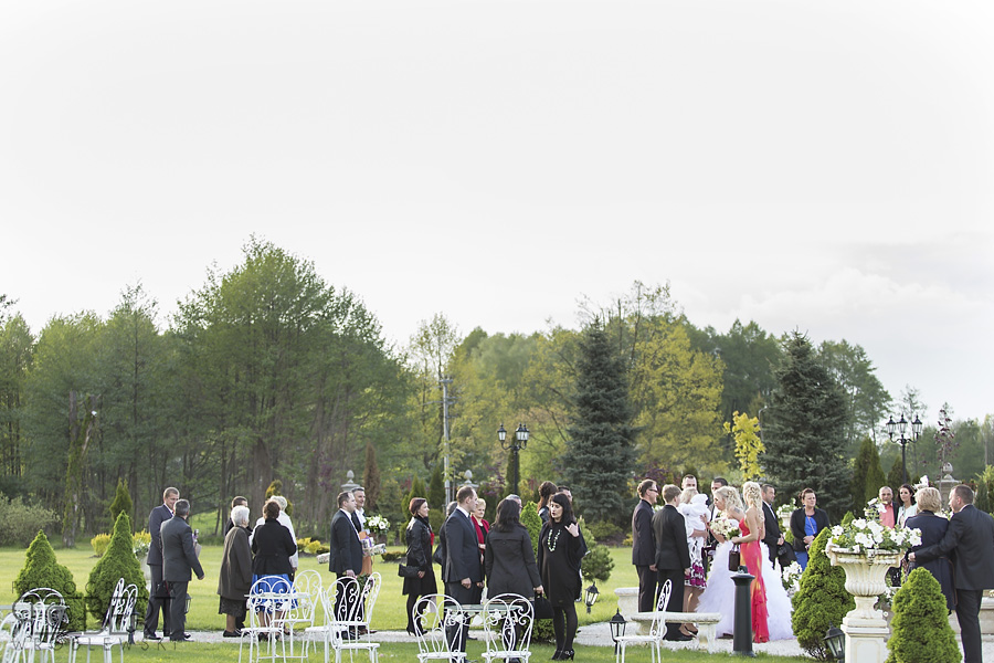 Pamiątkowe zdjęcie w ogrodzie pałacu