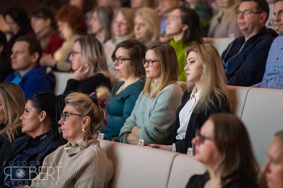 Dynamiczne ujęcie z panelu dyskusyjnego - fotograf eventowy
