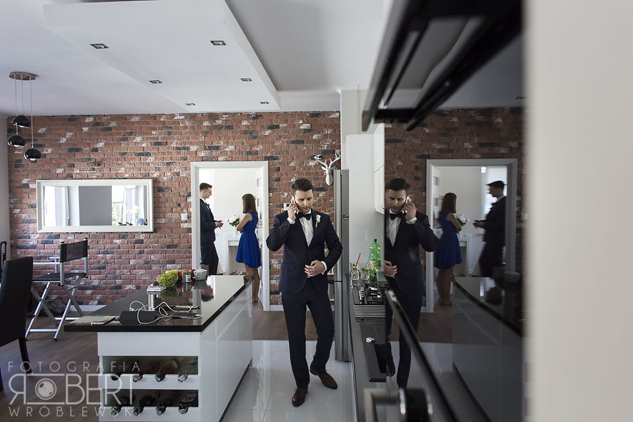 Pan Młody Michał podczas przygotowań