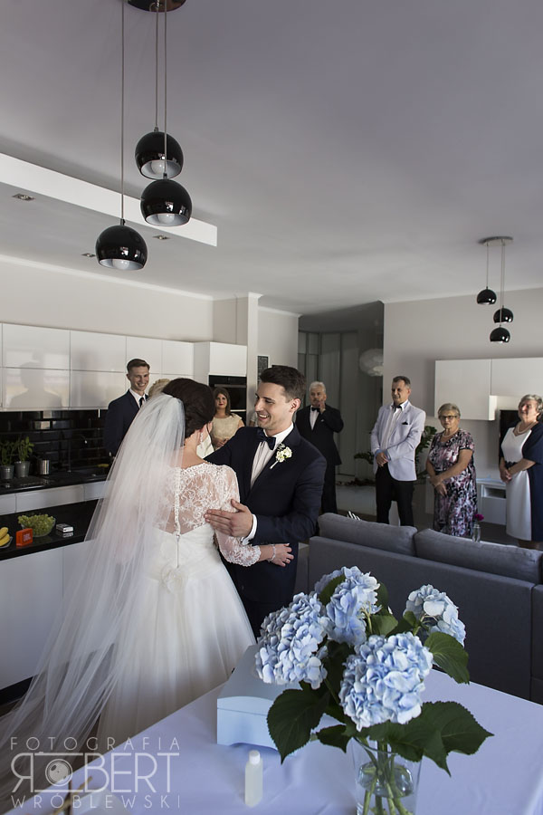 Wyjście Pary Młodej z kościoła - konfetti