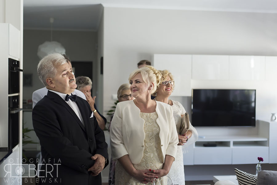 Życzenia ślubne przed kościołem w Milanówku