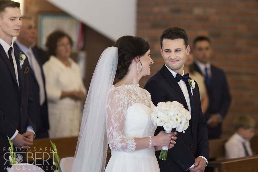 Tort ślubny w blasku zimnych ogni