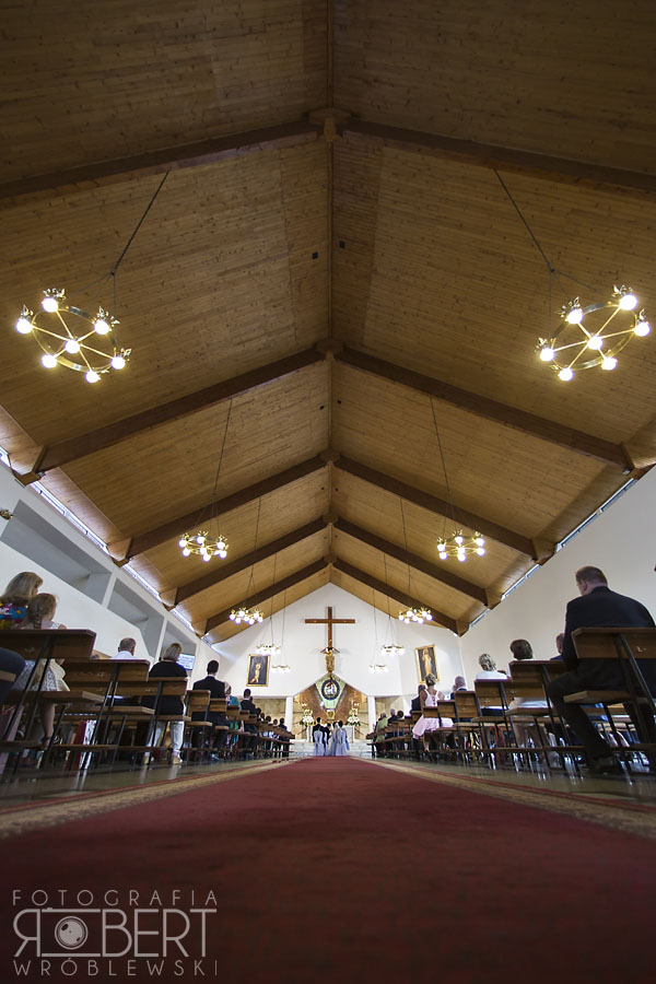 Michał prowadzi Sylwię przez Milanówek