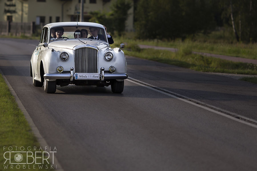 Śmiech i radość przy stole wiejskim