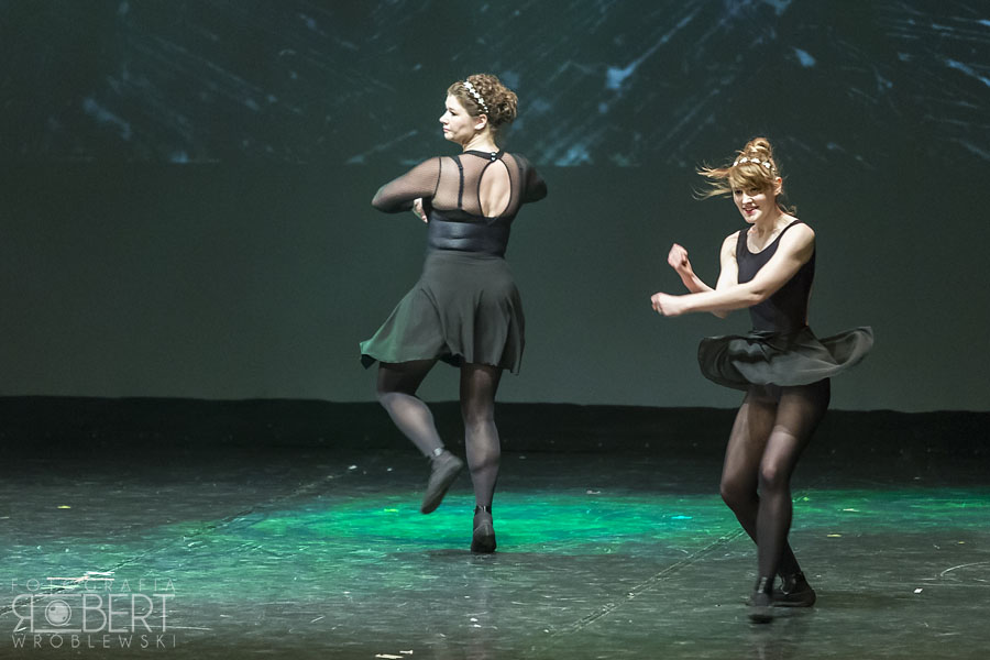 Synchronizacja tancerzy na scenie
