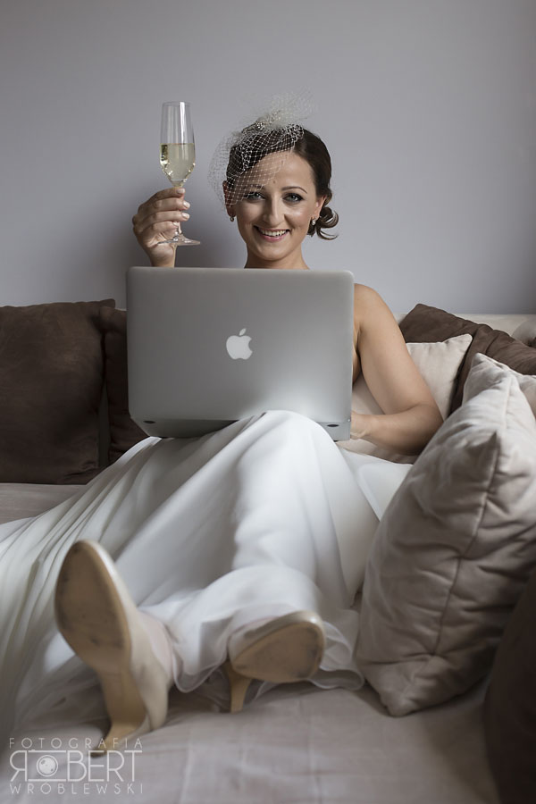 Panna Młoda radość Uśmiechnięta Gosia na parkiecie weselnym