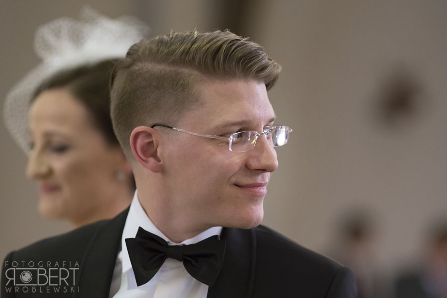 Jacek portret ślubny Pan Młody Jacek przed kościołem