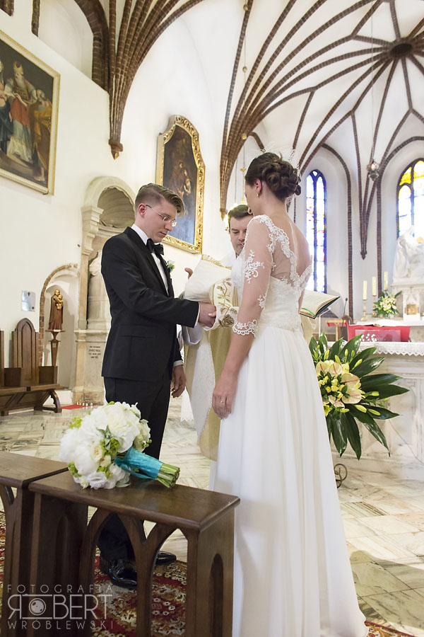 Detale sukni ślubnej Detale sukni ślubnej w oknie - przygotowania