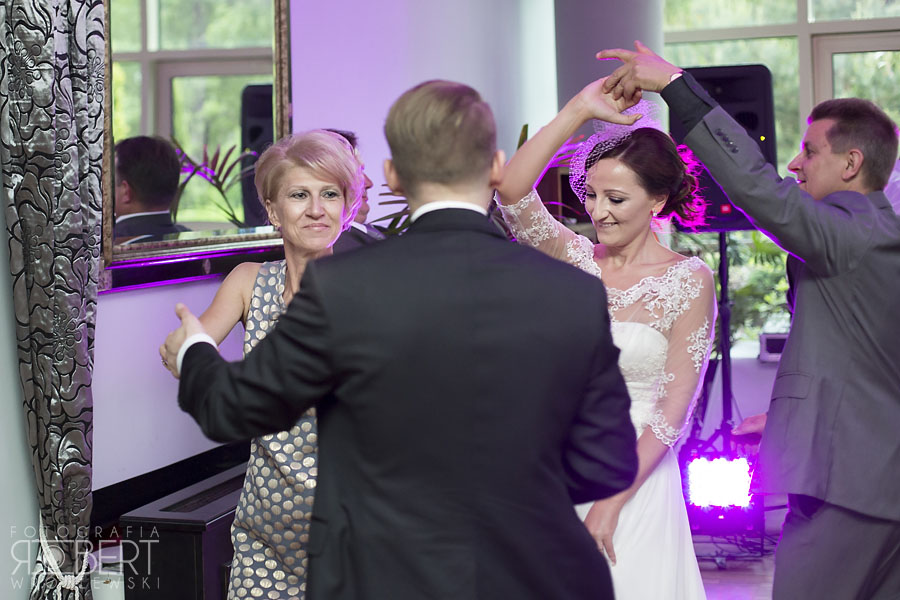 Parkiet w Otwocku Goście cieszący się muzyką na weselu