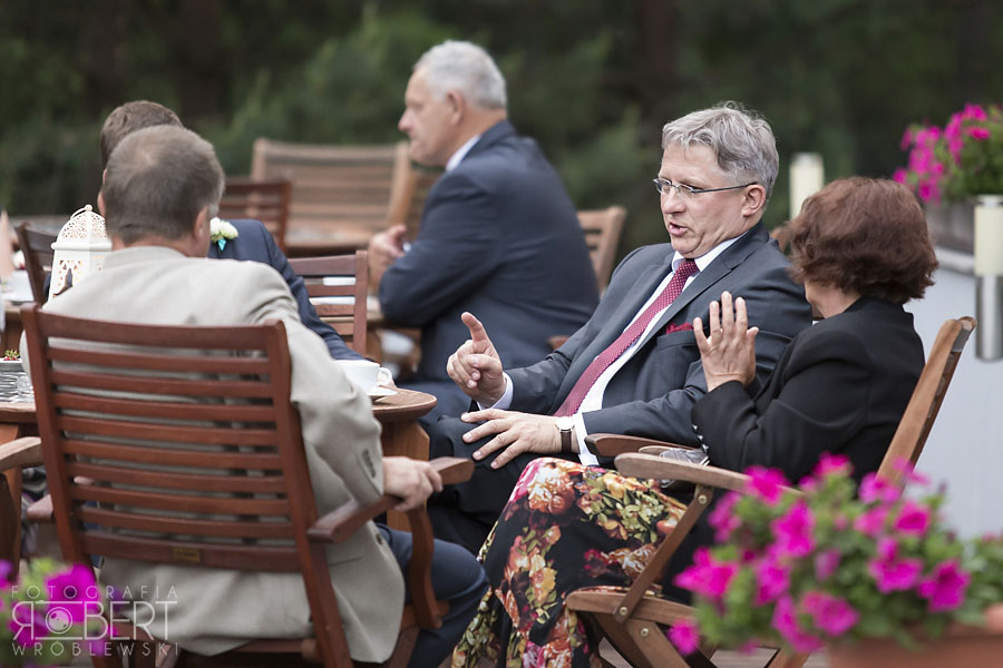 Noc w Glass Residence Zabawa weselna pod szklanym dachem nocą