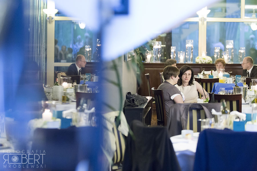 Przyjęcie w Glass Residence goście Goście biesiadujący w nowoczesnym stylu