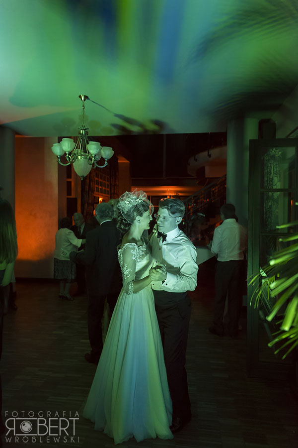 Gosia sesja Otwock Portret Panny Młodej w nastrojowym oświetleniu