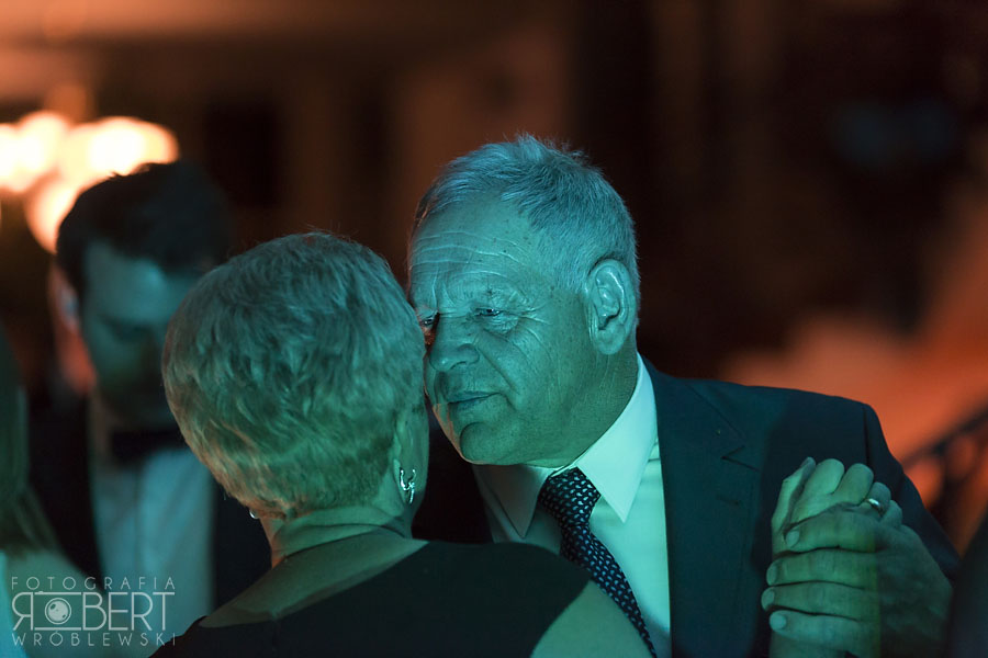 Nocny portret pary młodej Spacer nowożeńców pod gwiazdami