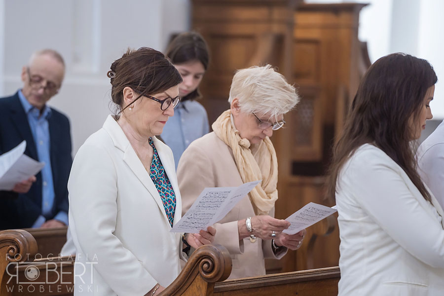 Biała szatka chrzest Dziecko w białej szatce do chrztu