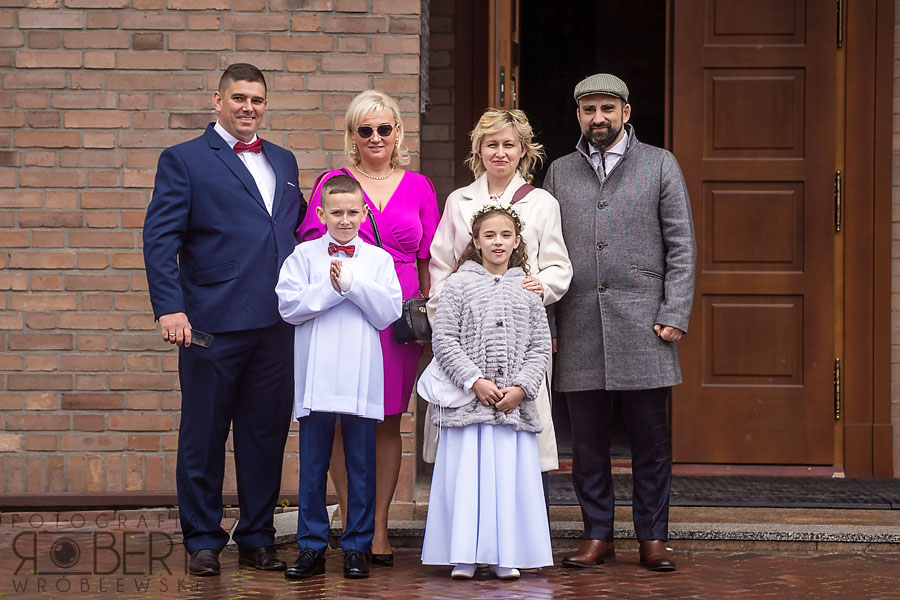 Rodzina na komunii Rodzinna fotografia komunijna - momenty bliskości