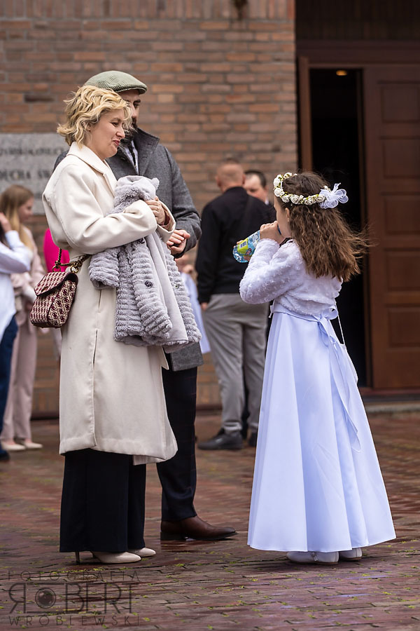 Kościół Zesłania Ducha Świętego Warszawa Hania przed Kościołem pw. Zesłania Ducha Świętego w Warszawie