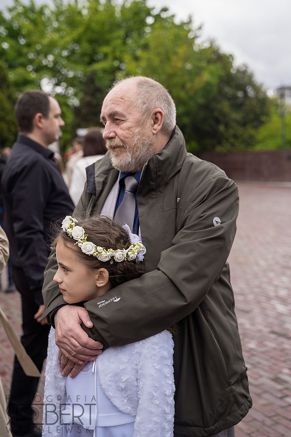 Reportaż komunijny Warszawa Reportaż z komunii świętej - wejście do kościoła