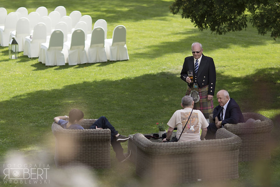 Pierwszy pocałunek małżonków w ogrodzie