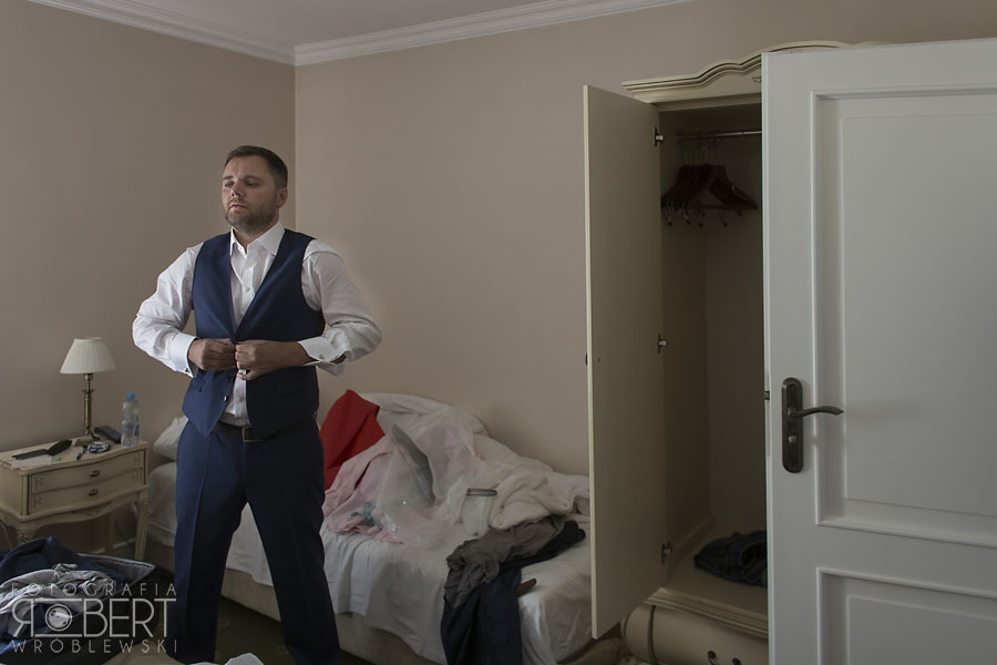 Wyjście Pary Młodej w deszczu konfetti