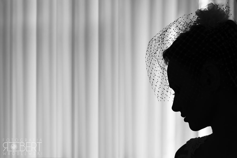 Para Młoda spacerująca w parku pałacowym