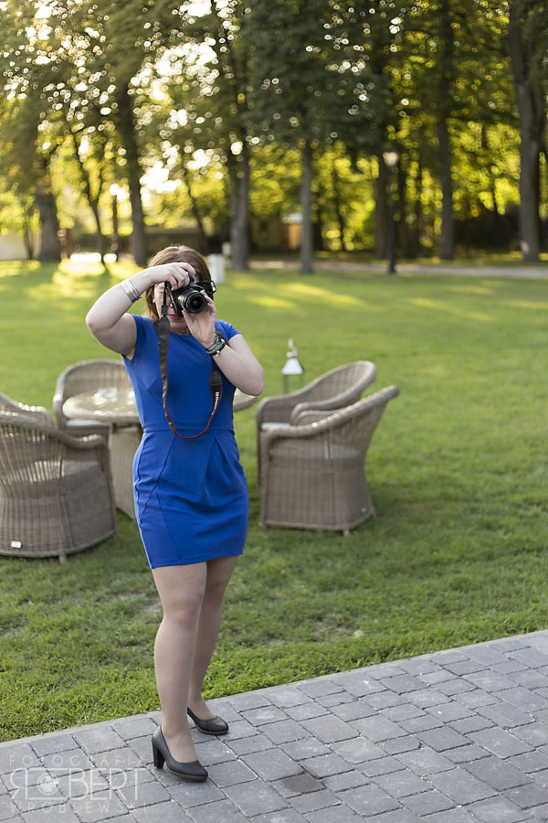 Austin z uśmiechem na weselu