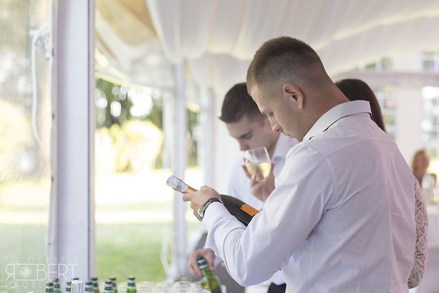 Goście biesiadujący w namiocie weselnym