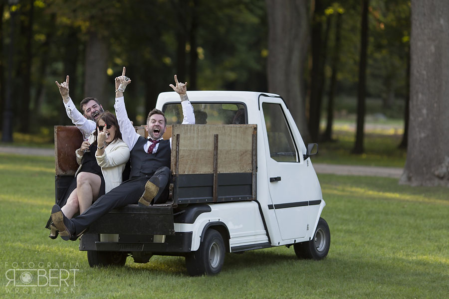 Goście weselni cieszący się nocą