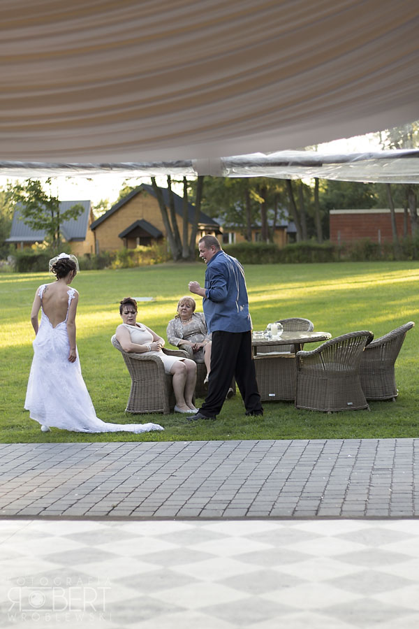 Gość weselny w radosnym skoku