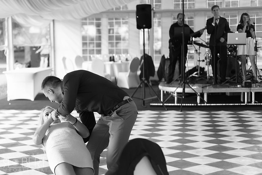 Orszak ślubny idzie przez park