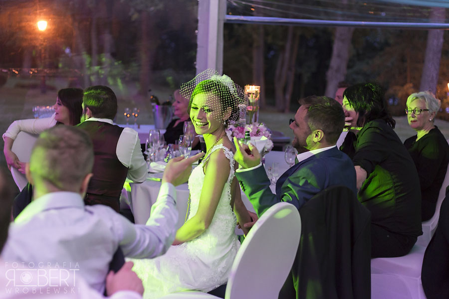 Przyjęcie weselne pod namiotem w parku