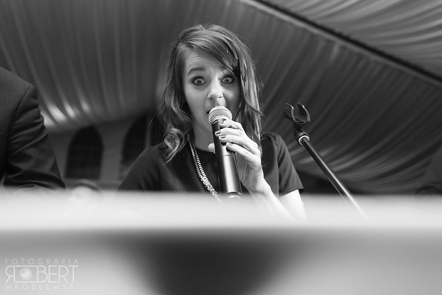 Goście śledzący ceremonię w plenerze