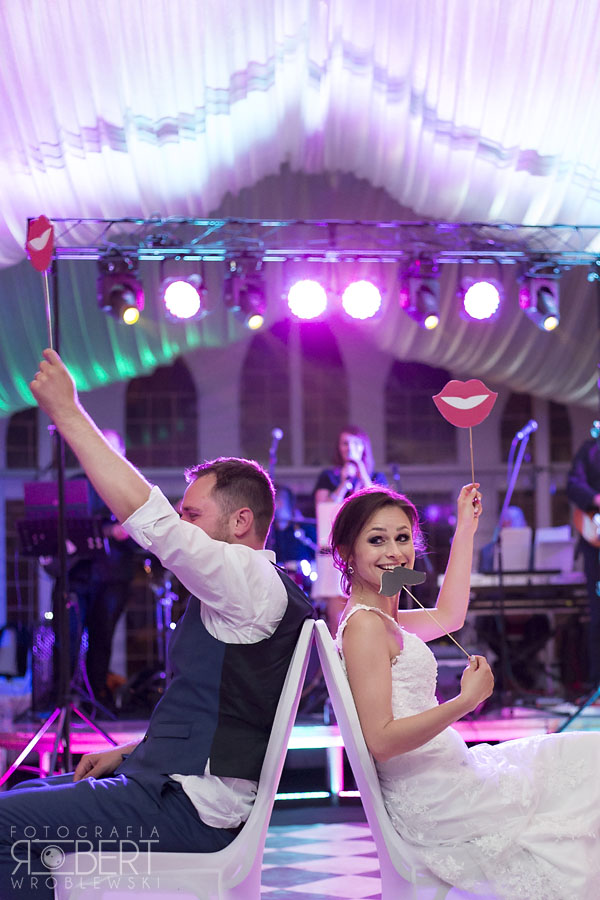 Klimatyczna noc w parku pałacowym