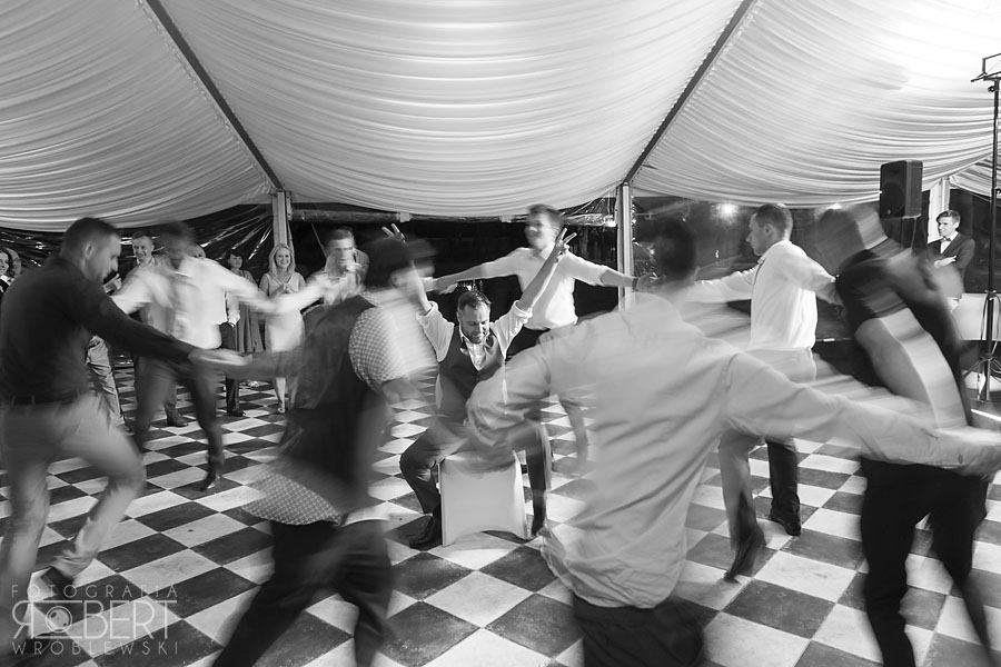 Zabawa weselna pod namiotem nocny reportaż