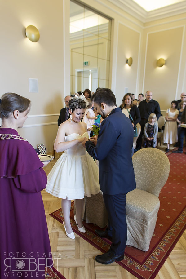 Portret Panny Młodej na tle kamienic