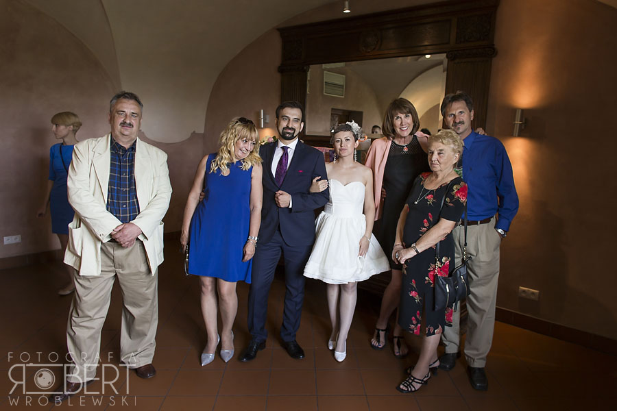 Uśmiechnięta rodzina po uroczystości