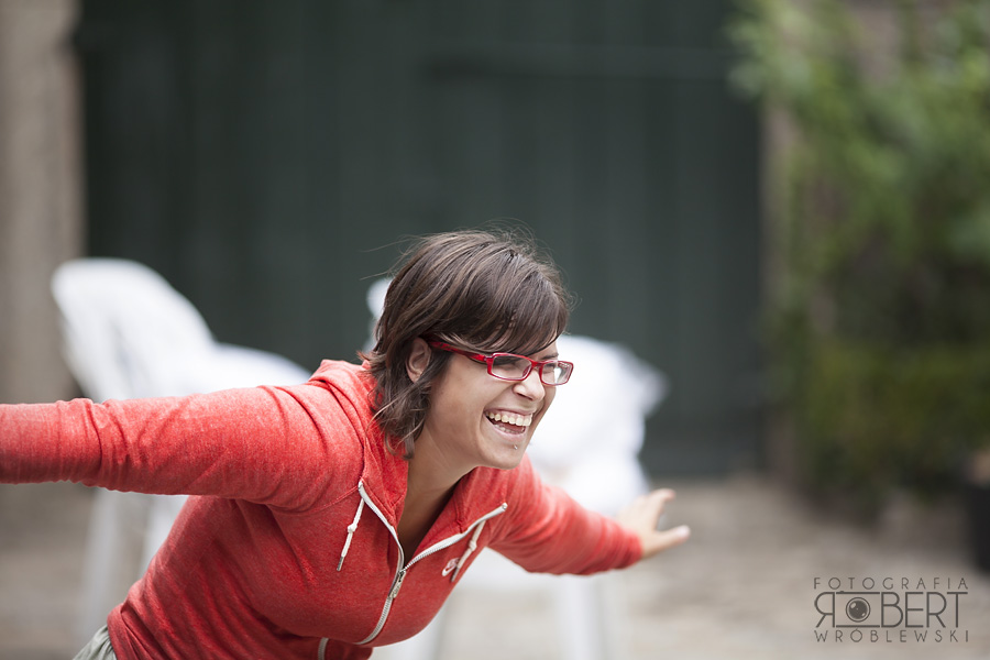 Sypanie płatków róż po ślubie w Galicji