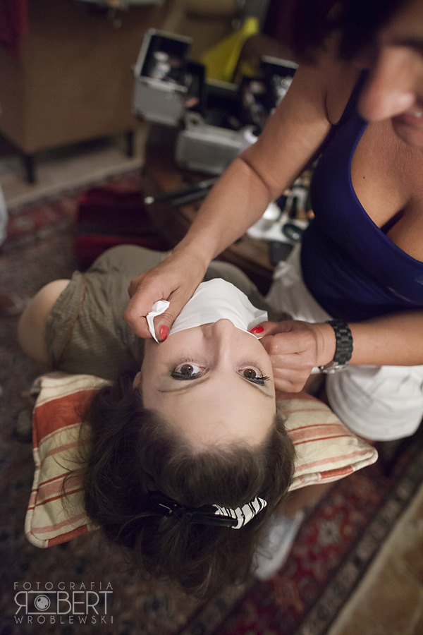 Goście pozują do zdjęć ślubnych