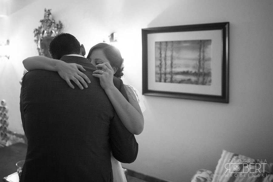 Klimatyczne ujęcie nowożeńców nad wodą