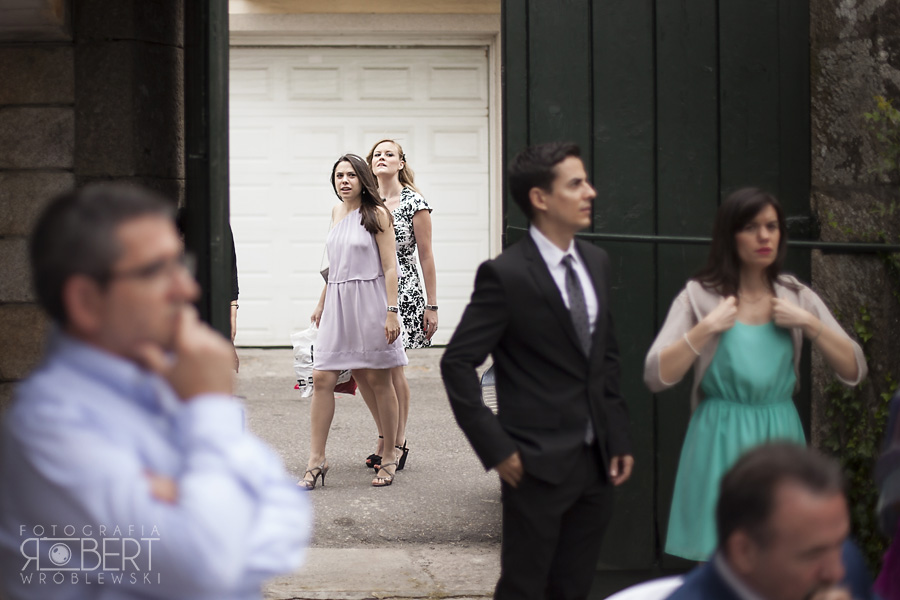 Rodzina pomaga w dekorowaniu namiotu