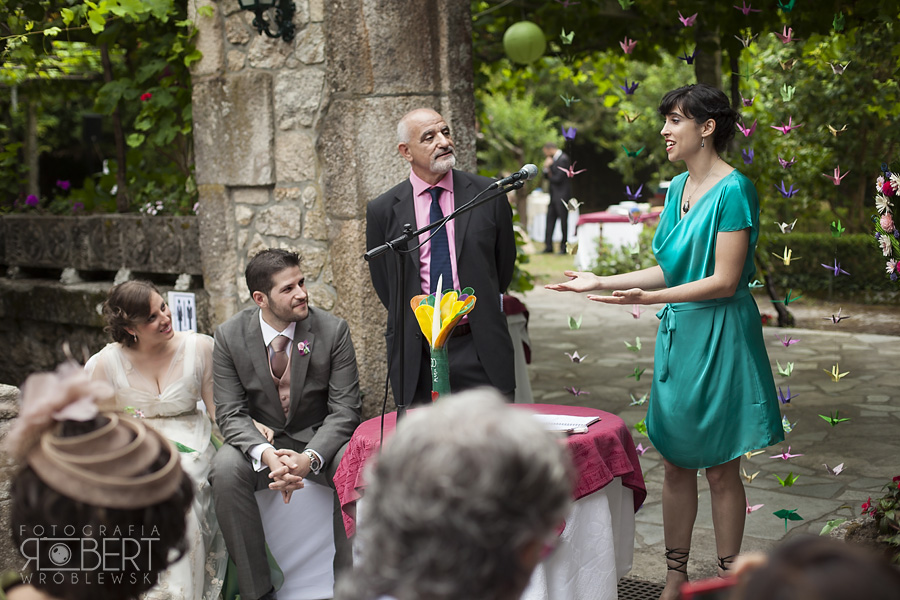 Goście tańczący w świetle lampionów