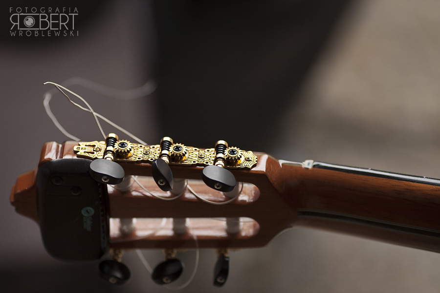 Goście jedzą i rozmawiają przy stołach