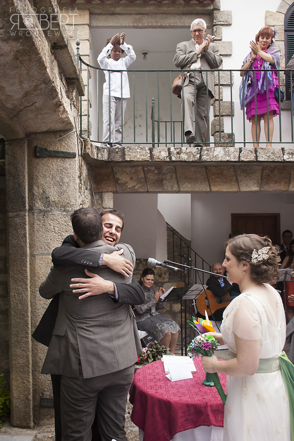 Para Młoda spaceruje brzegiem oceanu