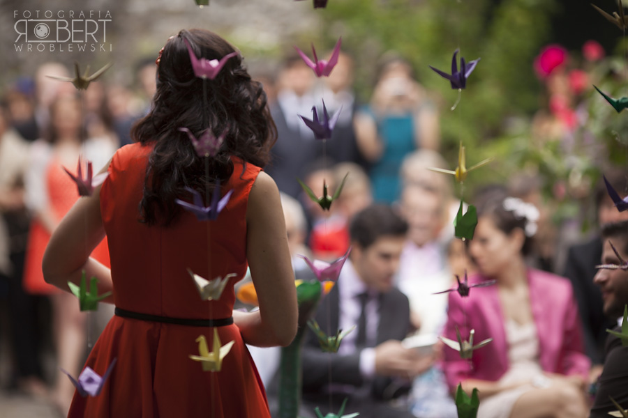 Bliskość nowożeńców na zdjęciach plenerowych