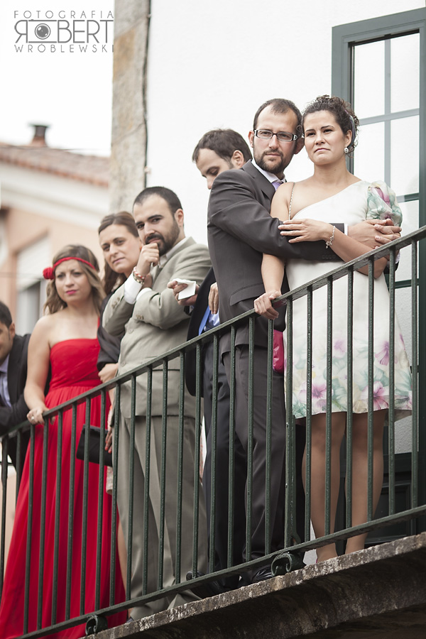 Moment wyjścia Pary Młodej z domu