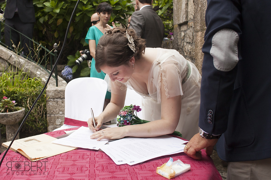 Goście wiwatują na cześć Marii i Rodrigo