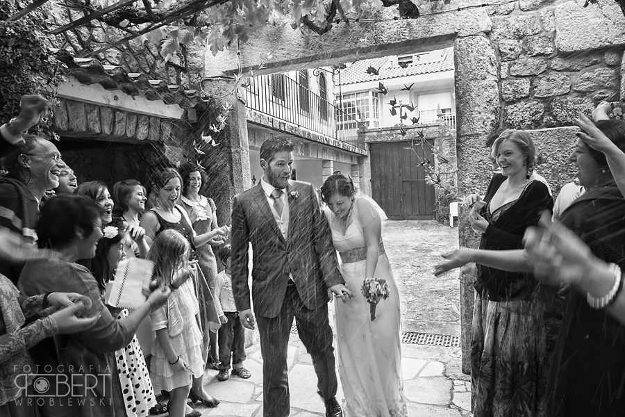 Wspólne sprzątanie ogrodu po przyjęciu