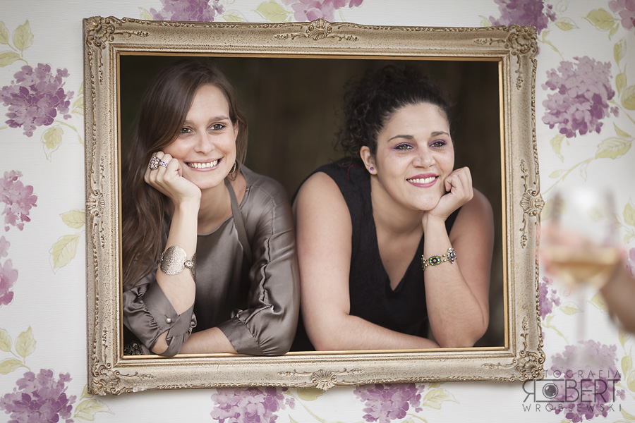 Spacer gości brzegiem oceanu w niedzielę